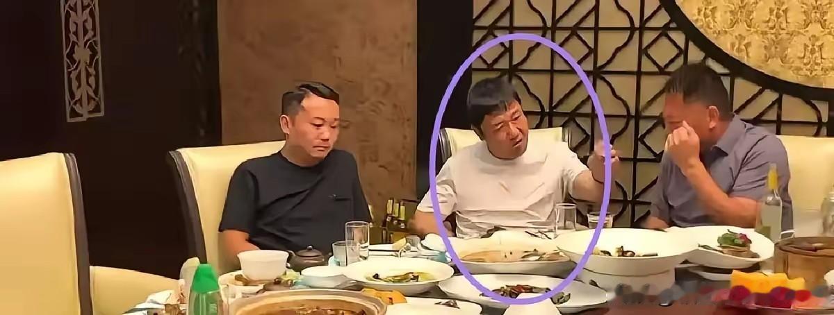 喝点小酒，说点自由的话，微醺情况下可以理解之举，聚会拍照留念可以理解，但是如果把