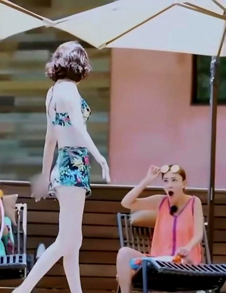 保守11年，她第一次下水
 

泳池边，程莉莎裹着浴巾，脚背绷得发白。
 

谢