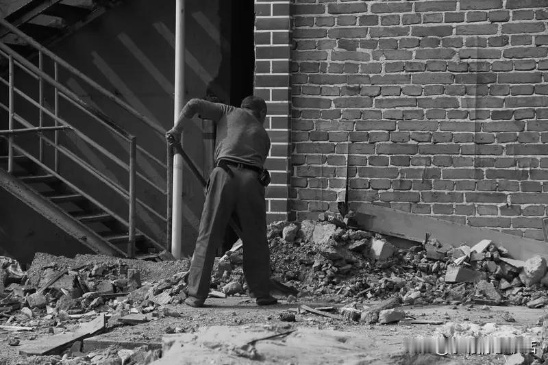 家人们，咱们常争论：农民和工人谁的贡献更大？这就如同在问：吃饭和穿衣哪个更重要？