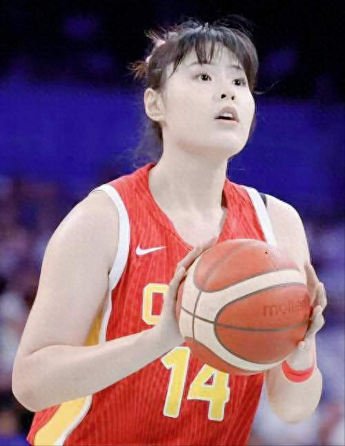 山西女篮等了整年，李月汝真要回家扛旗？