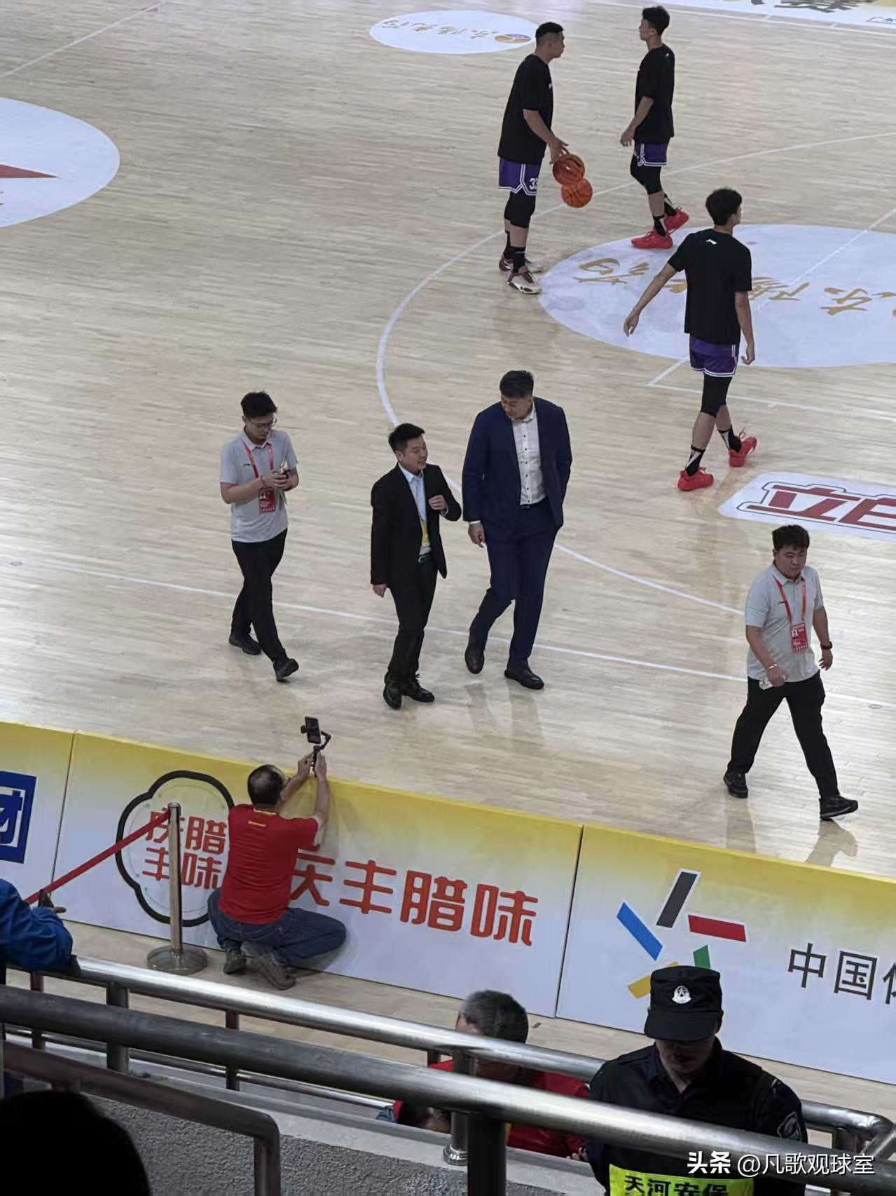 杜锋会分身术？前晚还在江苏带队打比赛，昨晚就出现在广州，参加粤BA城市篮球联赛的