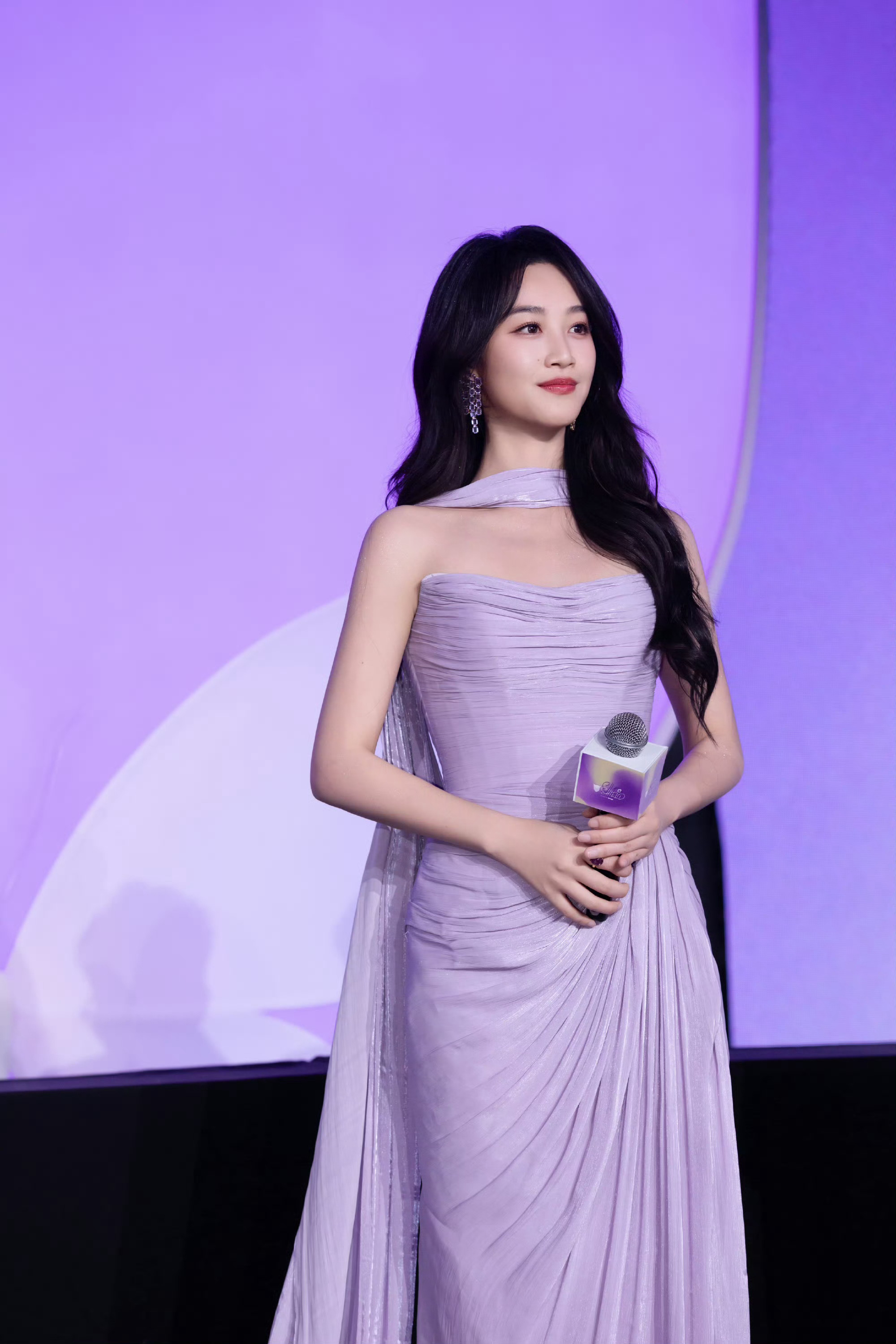 蓝盈莹紫色光影大片温柔又有生命力！美到发光✨ 