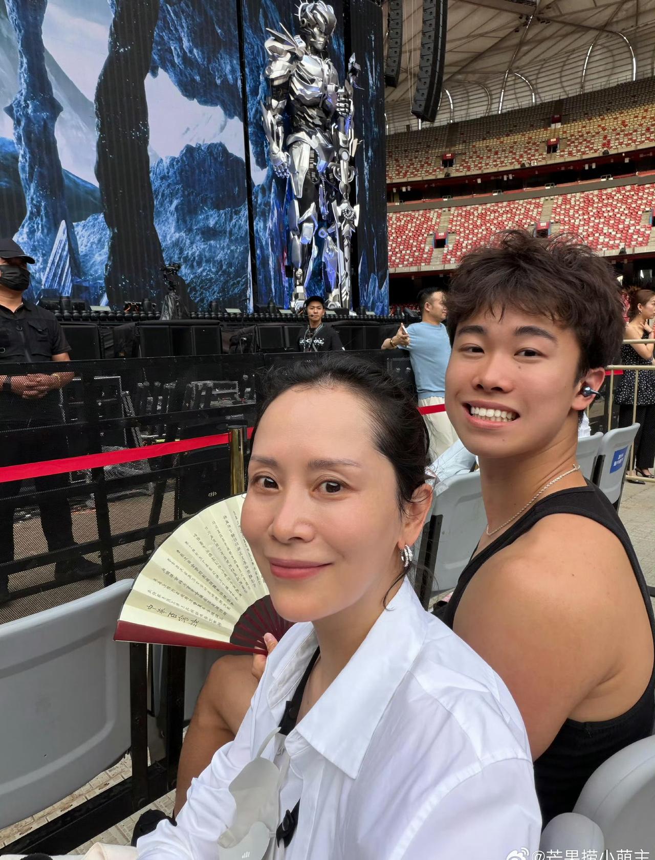 海清儿子，黄磊女儿，都长了泪痣，感情中心软，手中的资源也会倾向于向外流散，这可能