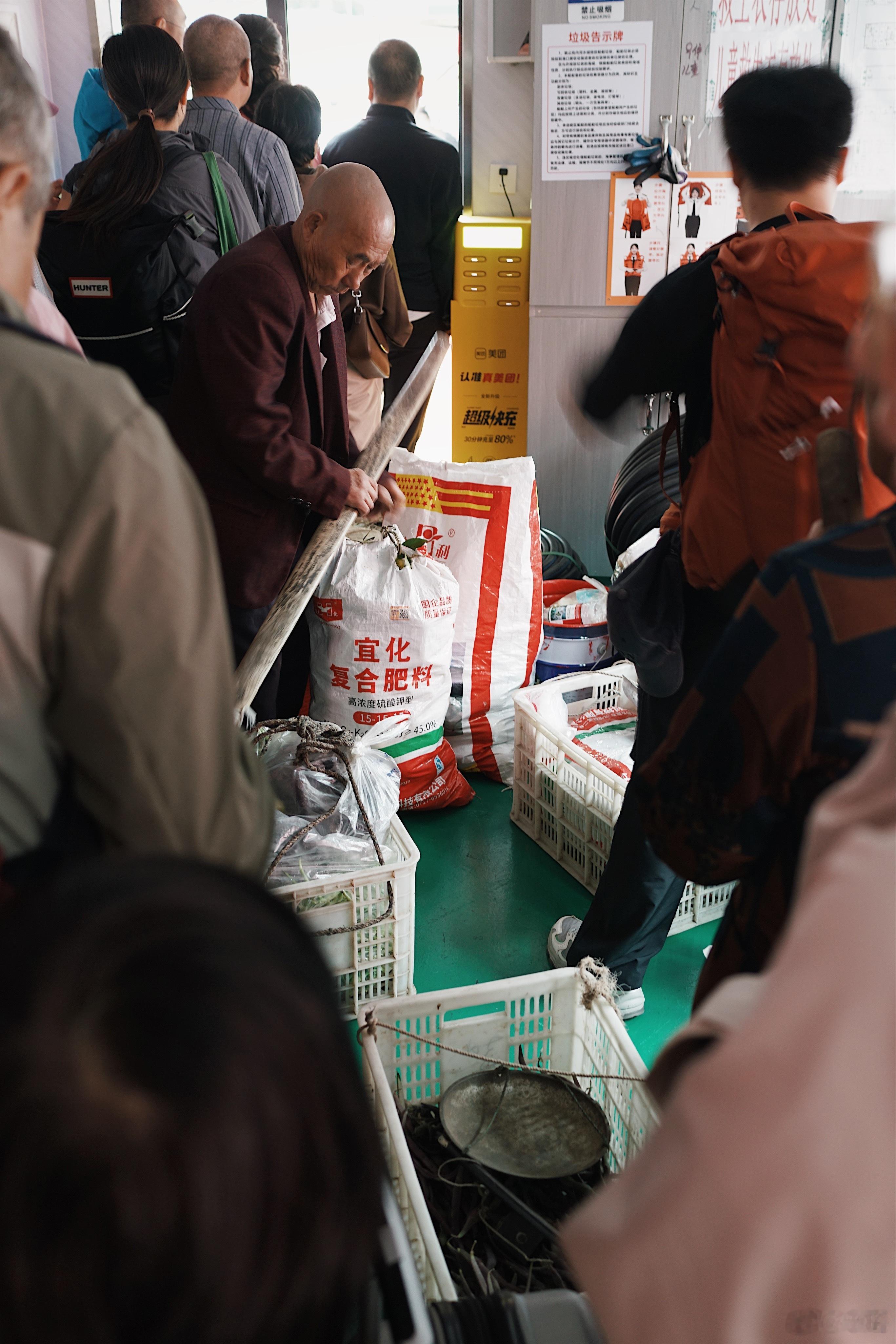 三峡好人半日体验：一早坐着本地交通工具“小红船”从奉节出发，在长江上突突突突翻着