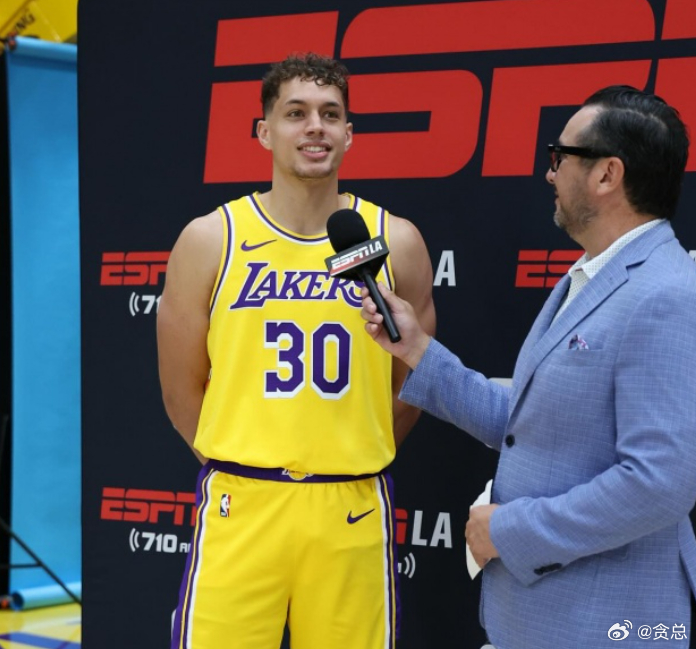 NBA夏季联赛，湖人半场54-38领先快船。上半场，湖人球员马农表现不错，攻防两