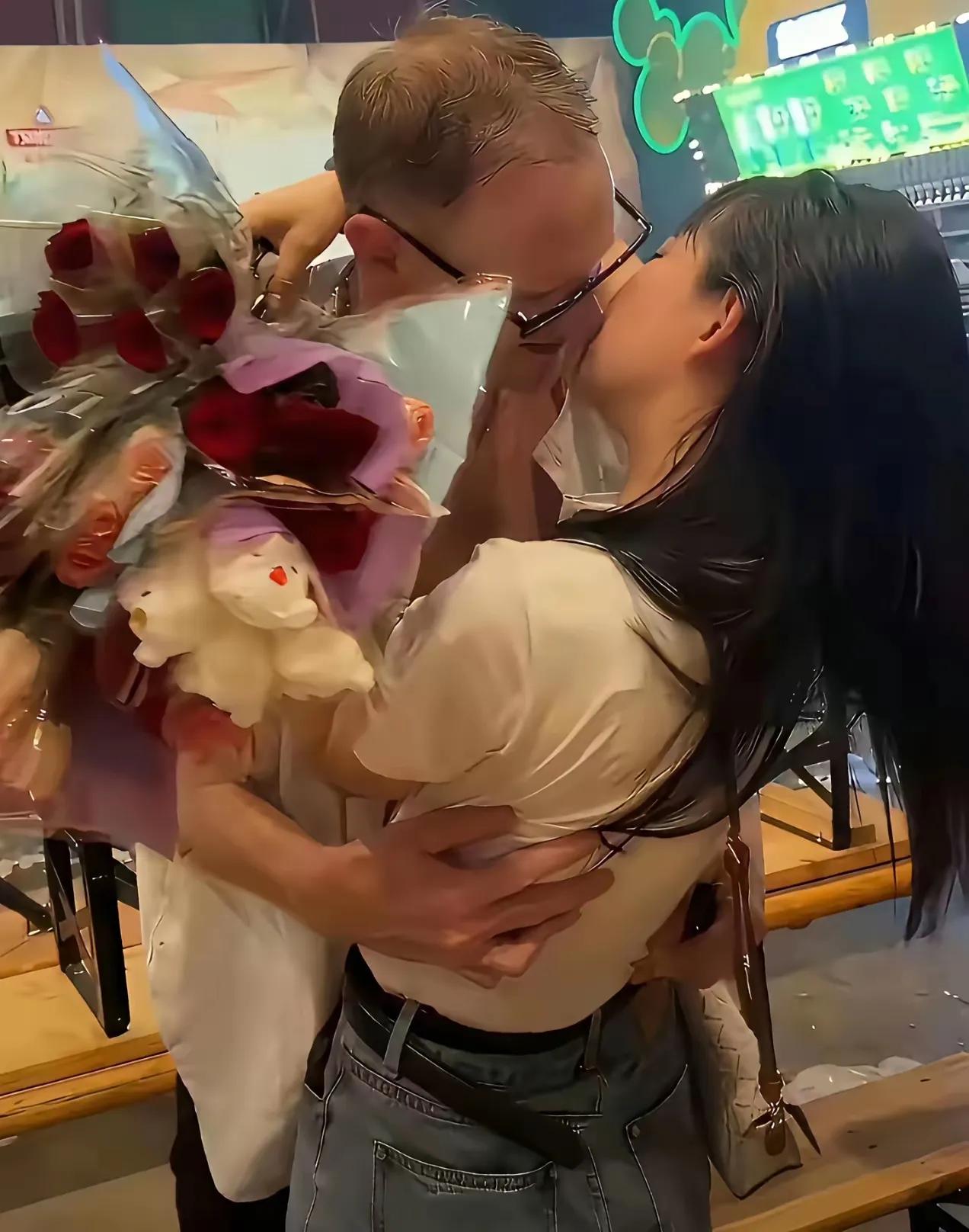 青岛大排档上演求婚一幕让人太无语了！一个敞开胸怀的大龄老外竟然用一束鲜花就俘虏了