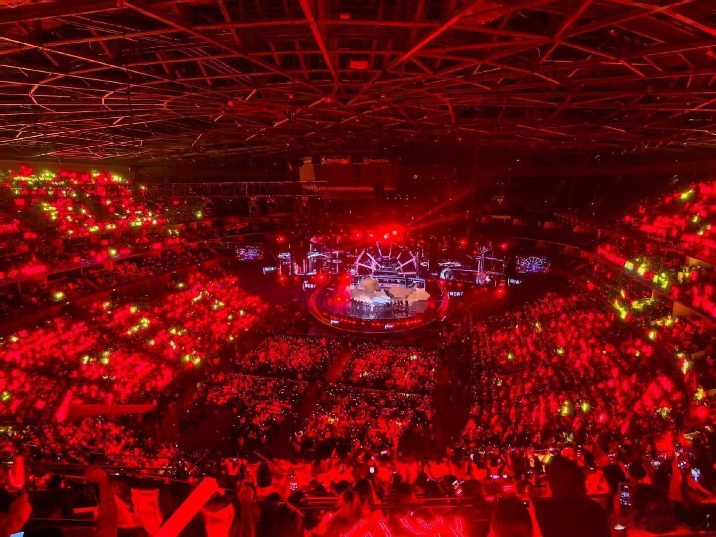 肖战 又见红海肖战在东方卫视跨年演唱《不要回头》时的“八秒红海”，是内娱应援史上