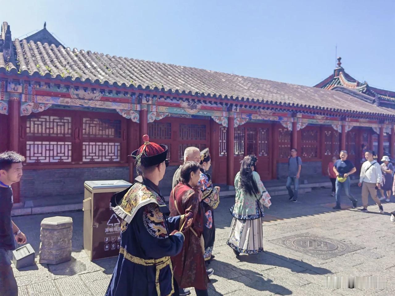 难道是大清还在？游览沈阳故宫不明白这么多人还青睐于清朝的服饰，看起来挺别扭，处处