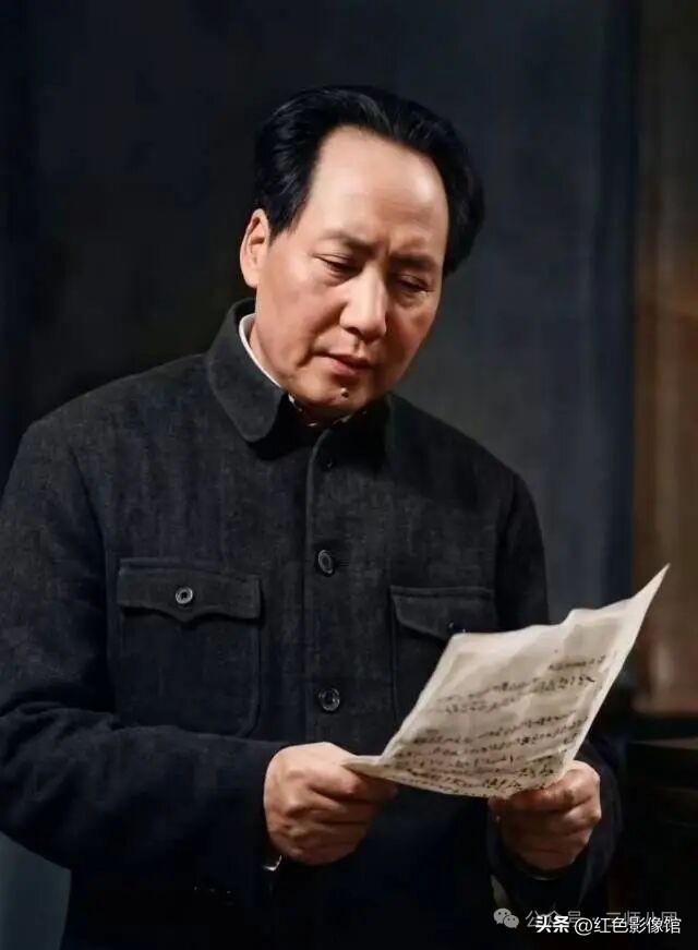 万里烽烟行尽，阅山河万仞。
笔揽风云，词章藏岁月，初心犹稳[强][强][强][强