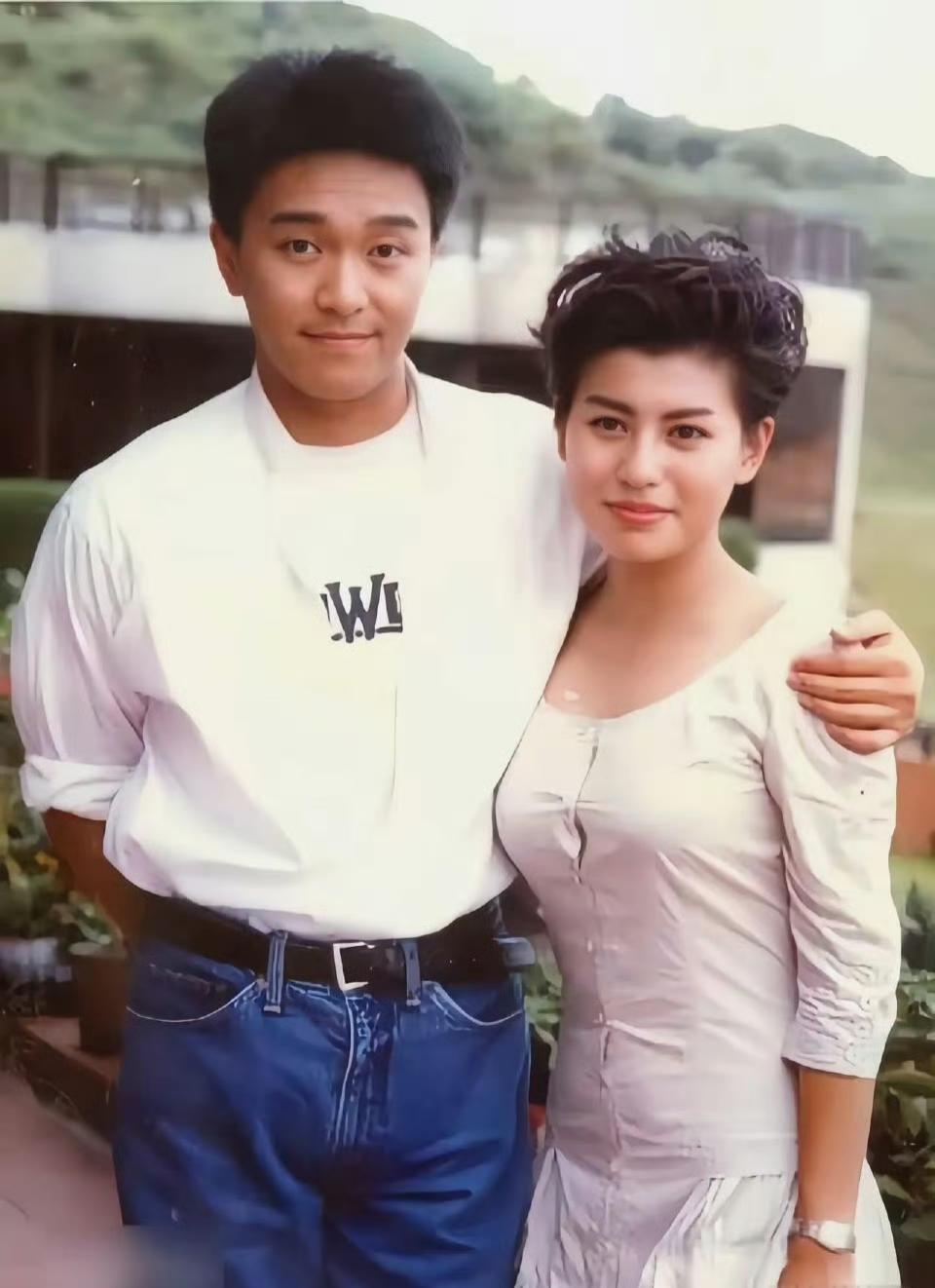 1988年，周星驰和罗明珠拍摄电影《斗气一族》时留下的一张合影，这一年周星驰26