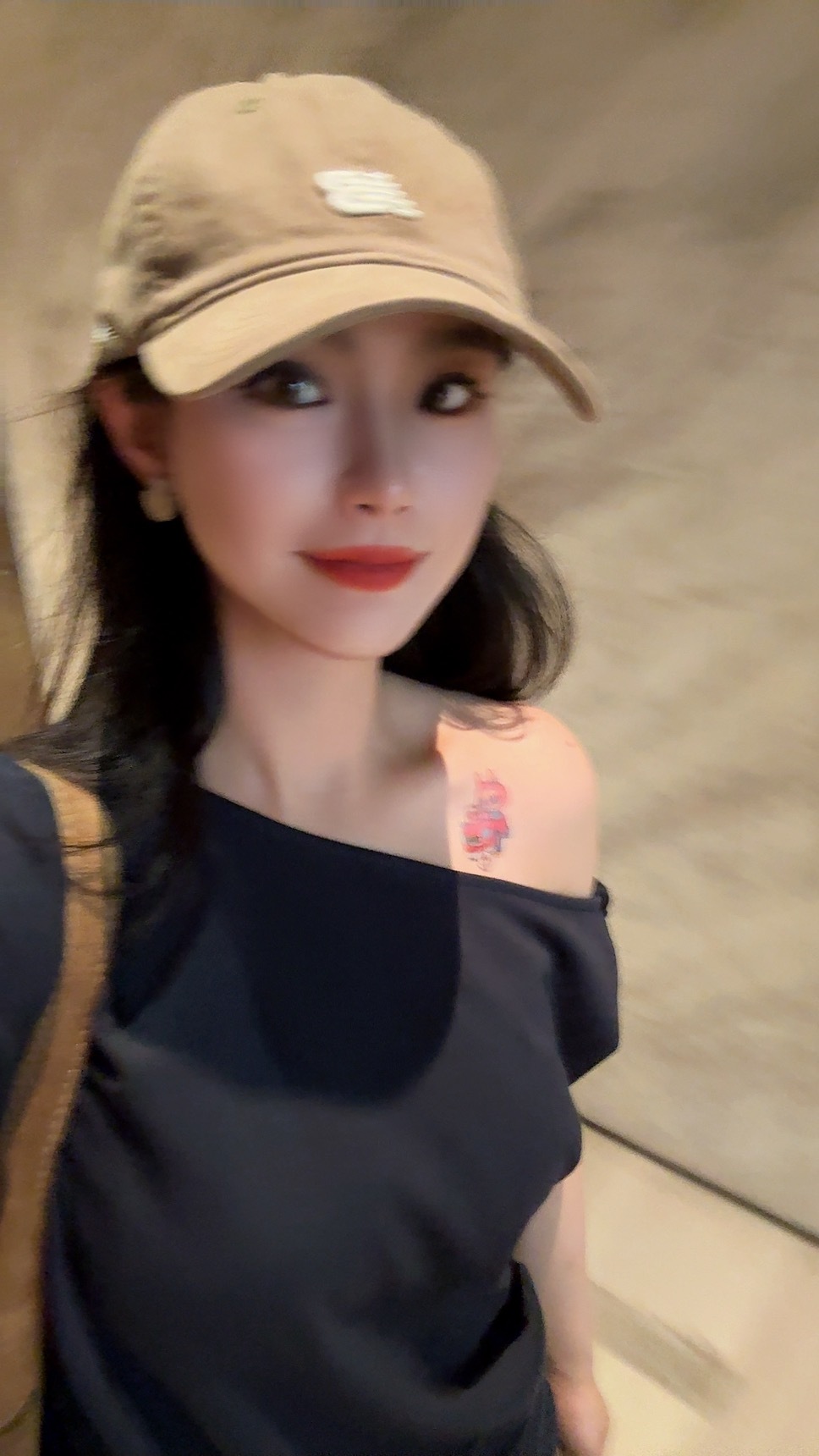 虽然！！我买不到Labubu玩偶～但是10块钱的贴纸咱买得起！抢得到[doge]