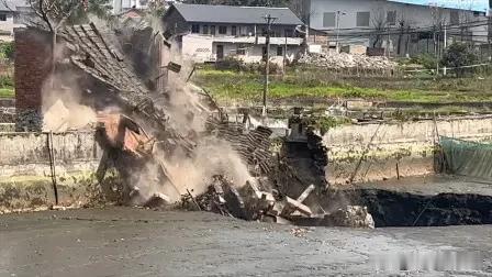 暴雨突袭重创乡间农庄，数千斤养殖水产尽数流失
 
突如其来的强降水重创重庆当地一
