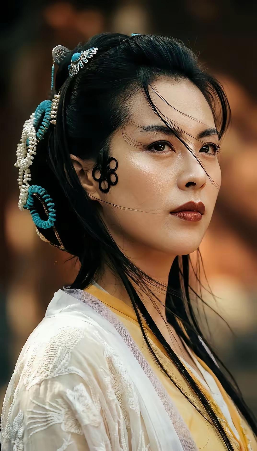 其实这部电影青蛇本身就是想体现张曼玉是主角，可是没想到王祖贤的气场简直太强大了，