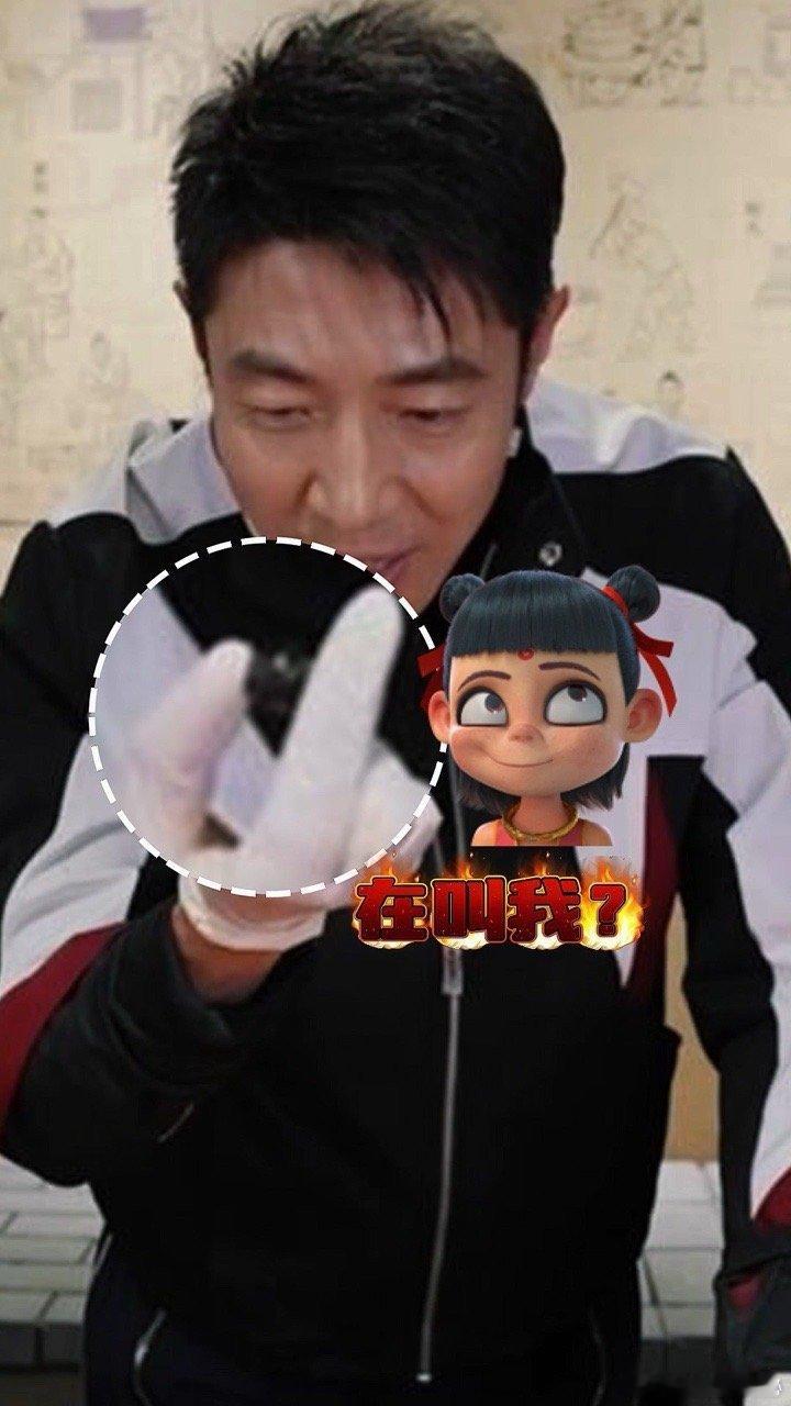 撒贝宁一使劲召唤出一个哪吒 吒儿与小撒的跨界组合，让人眼前一亮！ ​​​
