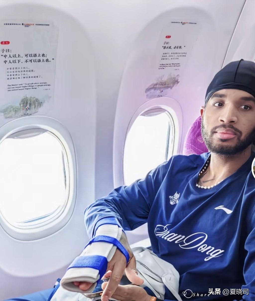 山东男篮今天下午抵达四川客场，大外援克里斯因为手指骨折至少缺席三周比赛，不过，他