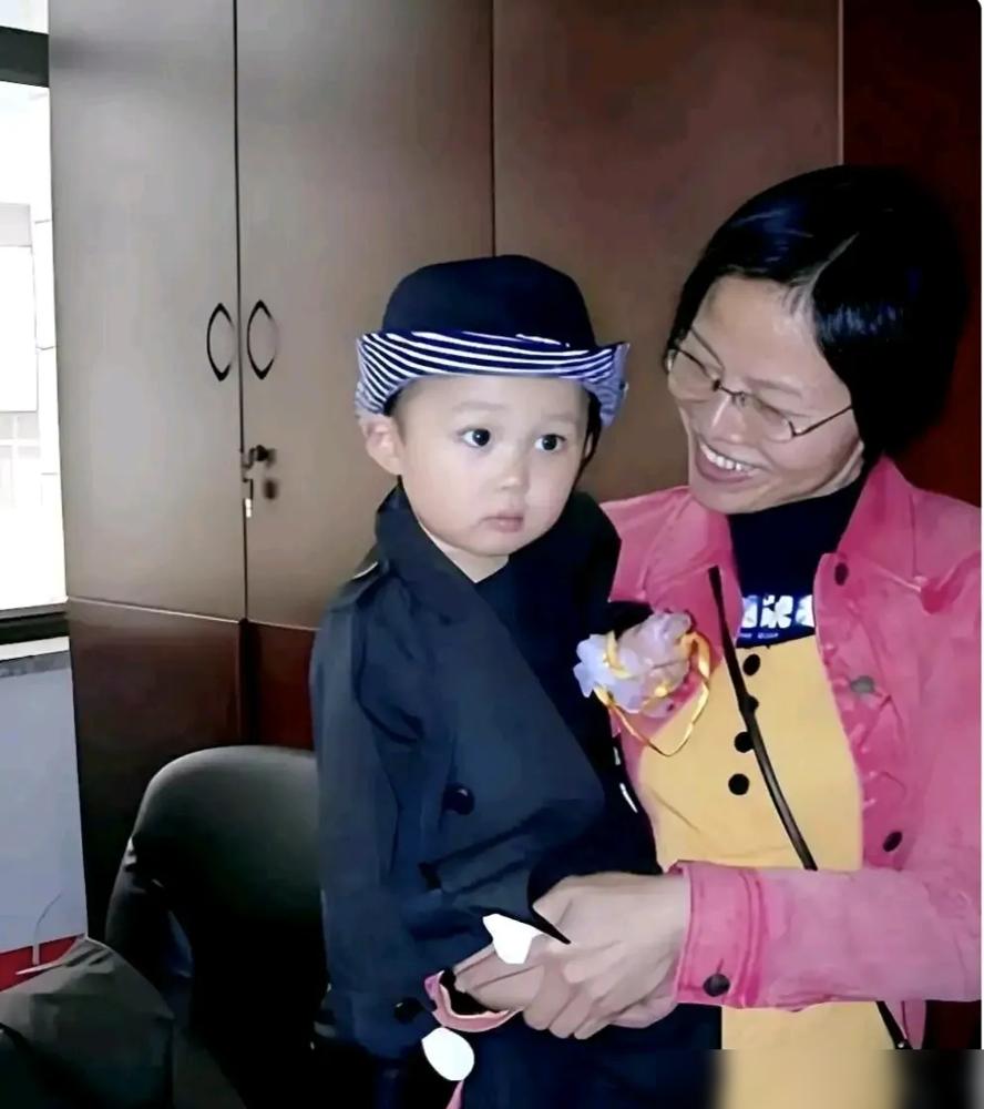 孔祥明虽然爱儿子孙子，但是也可以离开孔令文，孔德智，她在婚后生活的城市，是四川，