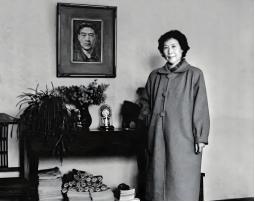 1953年，徐悲鸿猝然离世。几年后，她的妻子廖静文改嫁还生了一个儿子，可是对外她