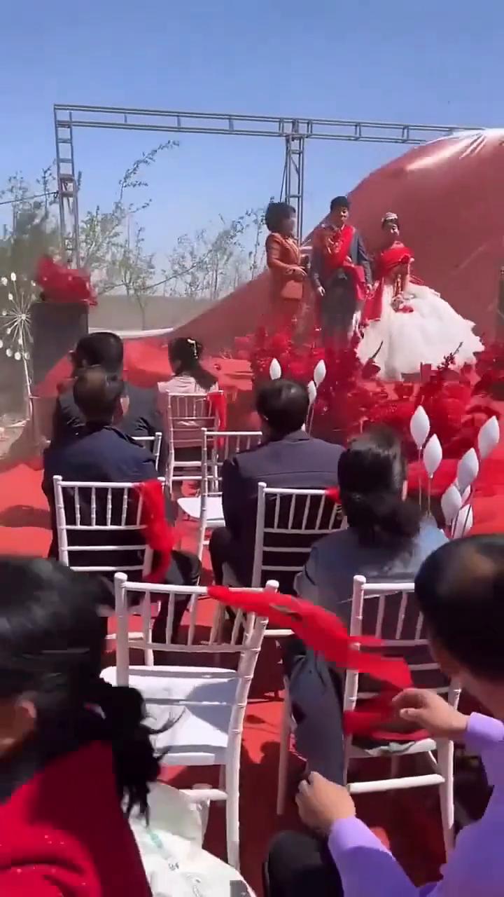 来掌声有请新郎的爸爸。