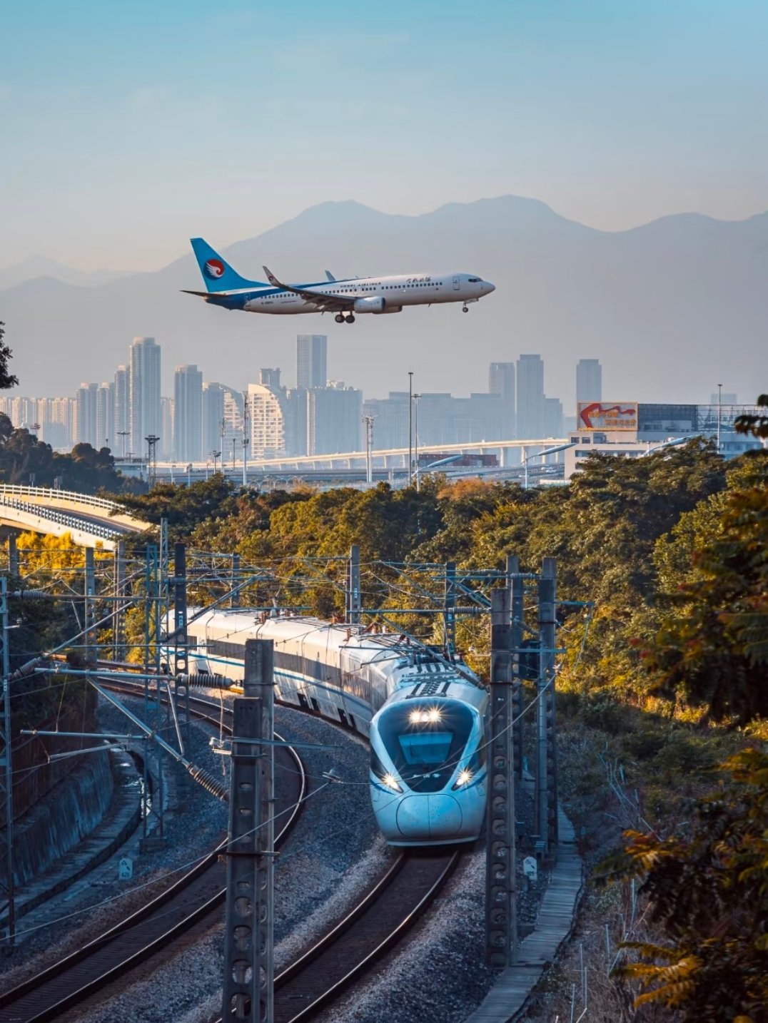 机票高铁双双涨价机票的燃油费4月5号就开始就已经涨了，高铁票价倒是没发现！我反正
