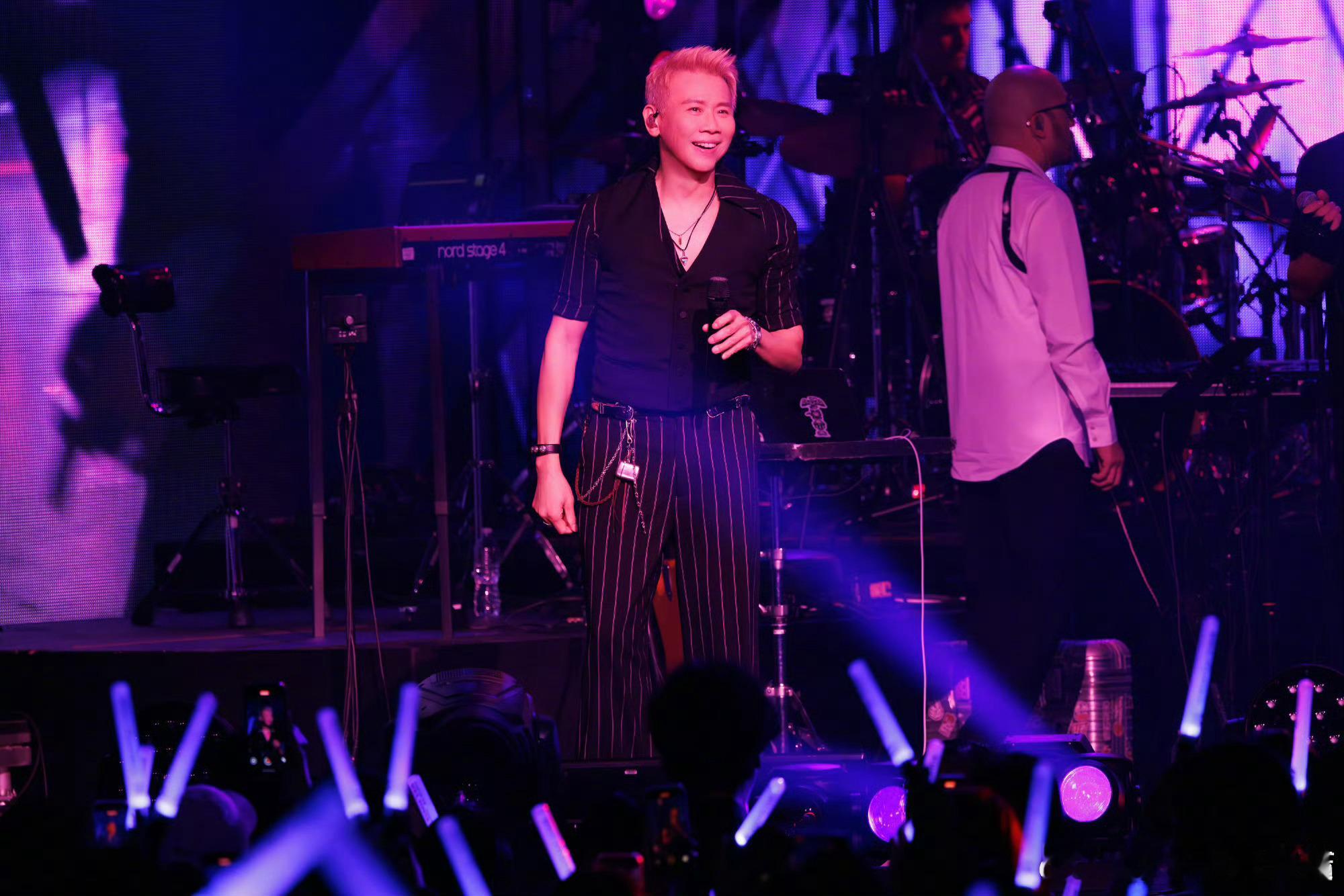 陶喆用50种语言说爱你 显微镜网友发现的舞美细节太戳人，50种语言的爱字让《爱是