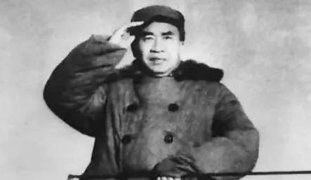 1929年，朱德正和妻子吃饭，突然十几个敌兵破门而入，大喊：“谁是朱德！”危急时