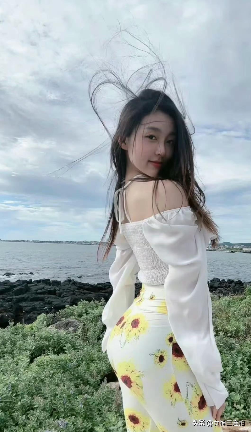 海边漫步，微风拂面，裙摆飘扬，自由自在。