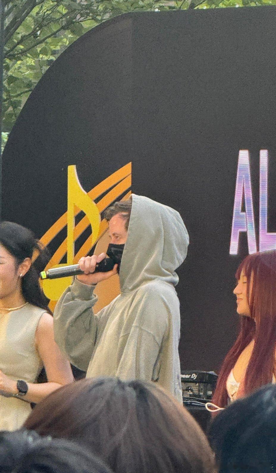 AlanWalker新歌Fate首秀 听完这场舞台心里软软的，冷冽电子旋律遇上斯