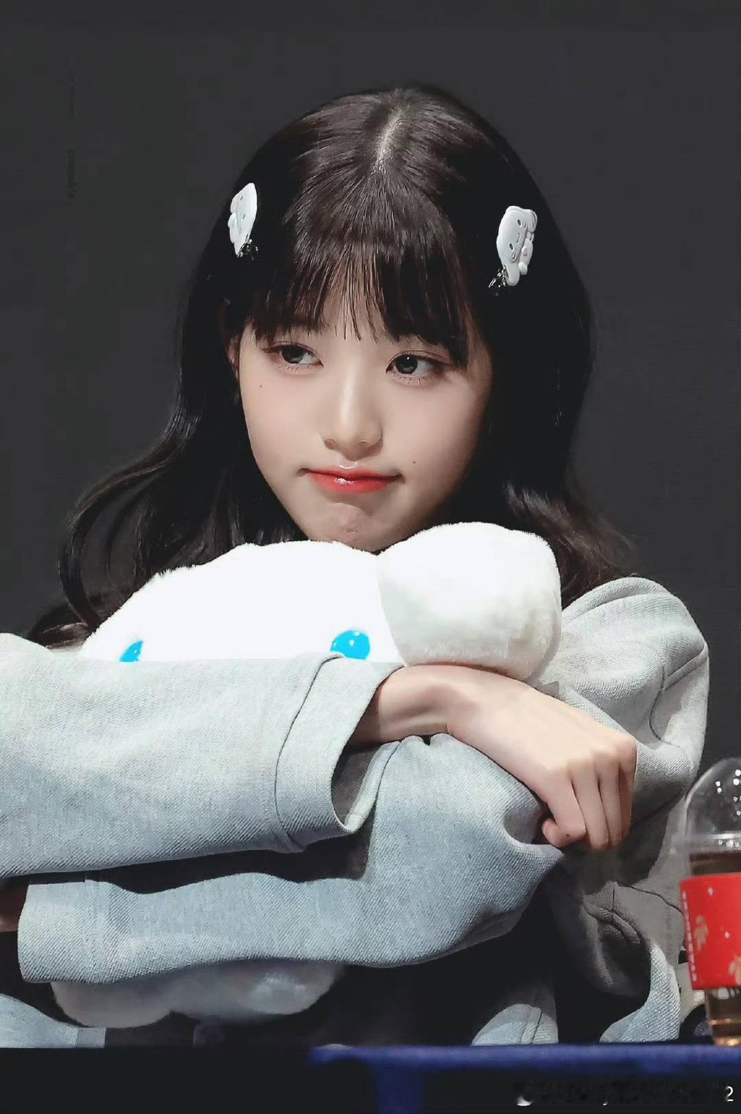 这个女孩子是娱乐圈那个明星啊！好漂亮，好可爱啊！有谁认识吗？留言评论区字，谢谢！