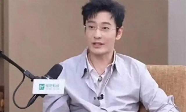 曝身边一群白眼狼,结果自己被扒底朝天,黄晓明演不够了，杨颖太冤