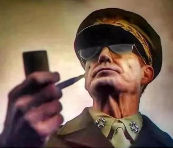 1962年，年过八旬的麦克阿瑟突然听到了一个让人震惊的消息：印度跟中国开战了，得