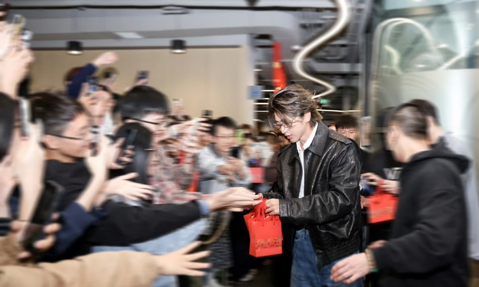 蔡徐坤送新专辑定制福袋蔡徐坤扫楼送新专辑定制福袋蔡徐坤送了新专辑定制福袋！ 