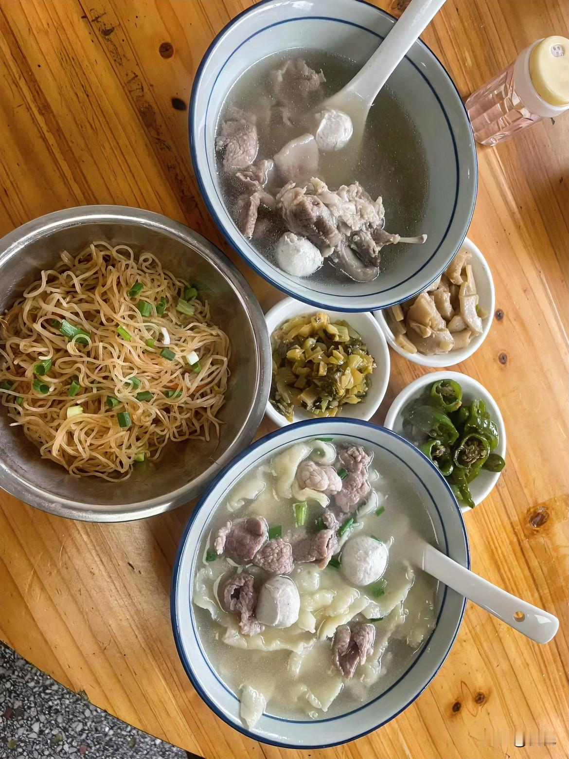 今天这顿家常饭可太对味了！

大早上起来，家里人煮了两大碗汤——一碗是猪骨配鱼丸