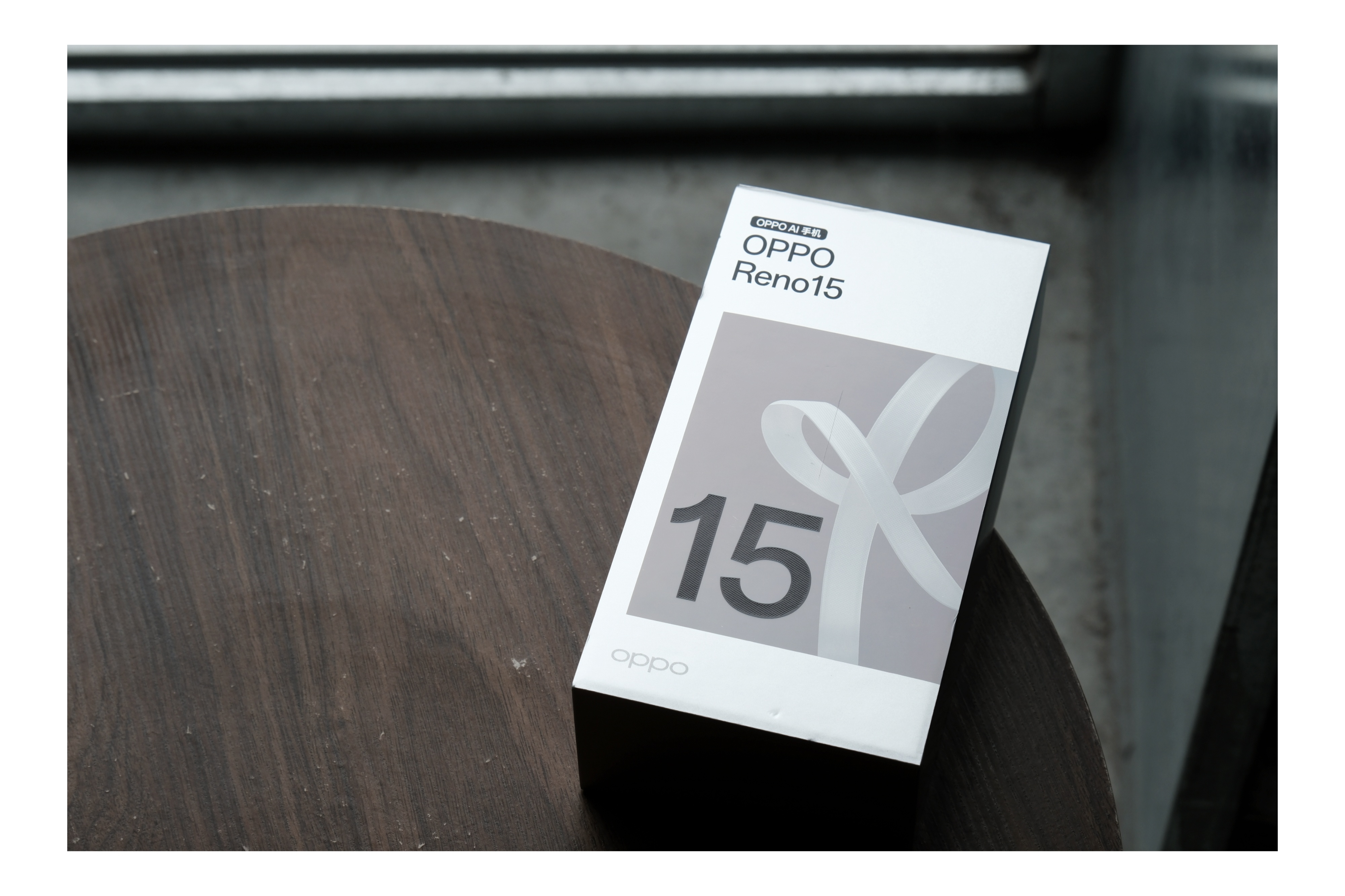 带你们看看极光蓝的OPPO Reno15，这机器手感真的太好了，做工相当精致，6