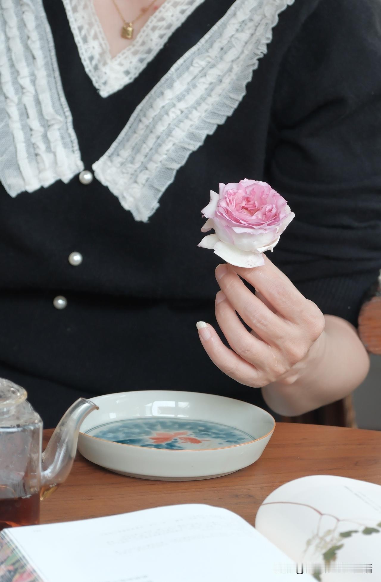 你要拍一朵花
就不要只拍一朵花
你要拍一本书，一杯茶
你要拍一只手，一头秀发
哈