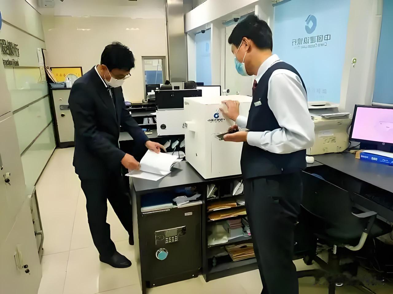 河南平顶山，男子拿着1999年的存折，起诉银行兑付93万本金及14万利息，不料，