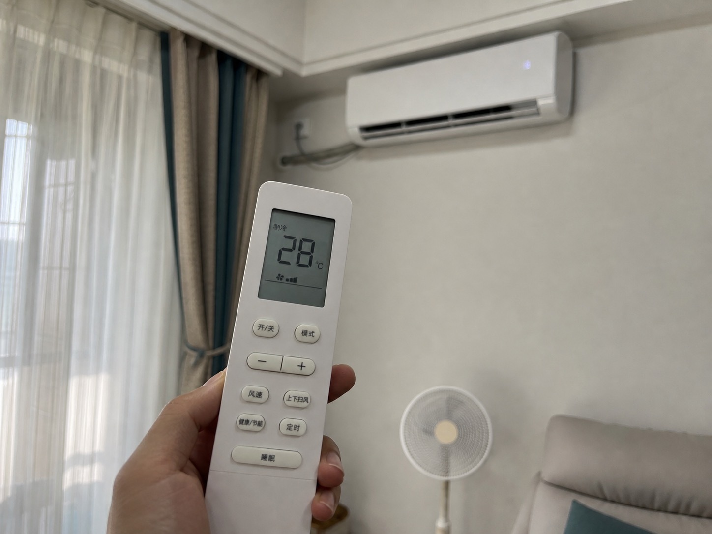 空调28度会比26度省电吗 夏天开空调这个事 真的每家都有自己的标准 有人觉得2