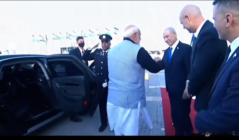 公开站队了？还是三哥会舔，隔着屏幕都能闻到内塔一身的咖喱味。