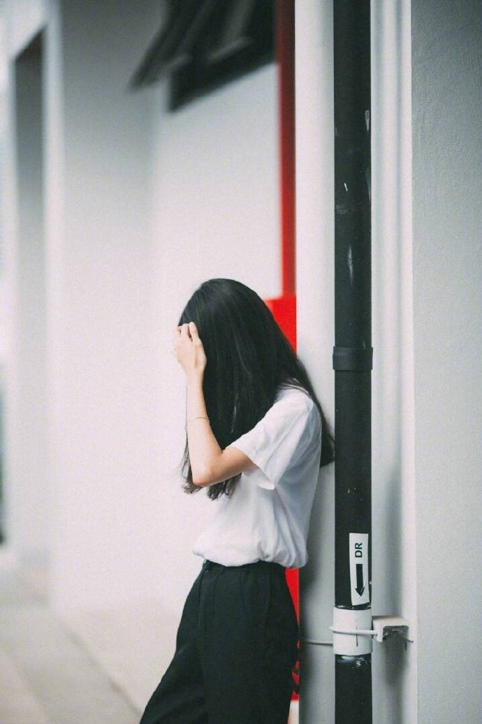 “ 总有一段难熬的日子 让你自我怀疑 不过当你再经历多一点 会发现 那只是生活的