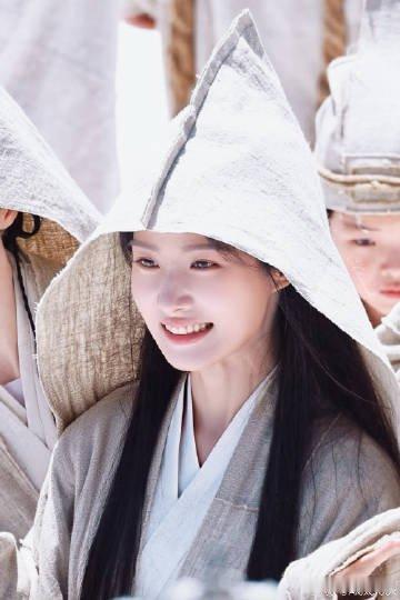 卢昱晓袖口有虫爬出来卢昱晓袖口有虫爬出来 卢昱晓袖子上爬着大虫子，全程一直在爬居