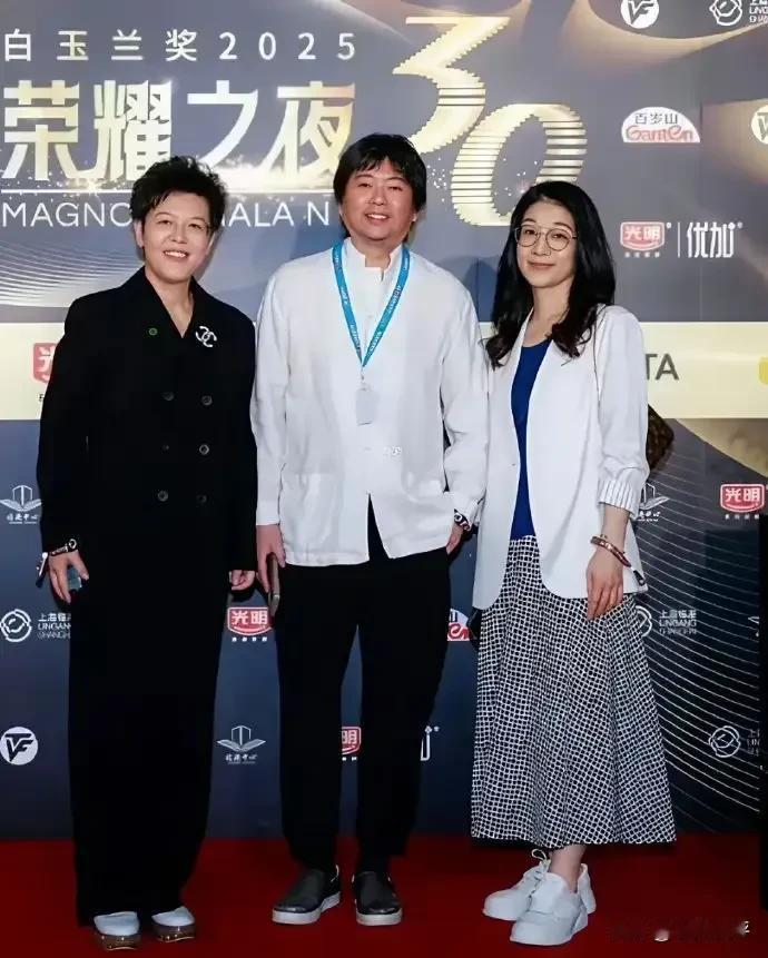 高晓松的近照。56岁的高晓松穿着白衬衫和黑色休闲裤，胸前挂着工作证，以工作人员身