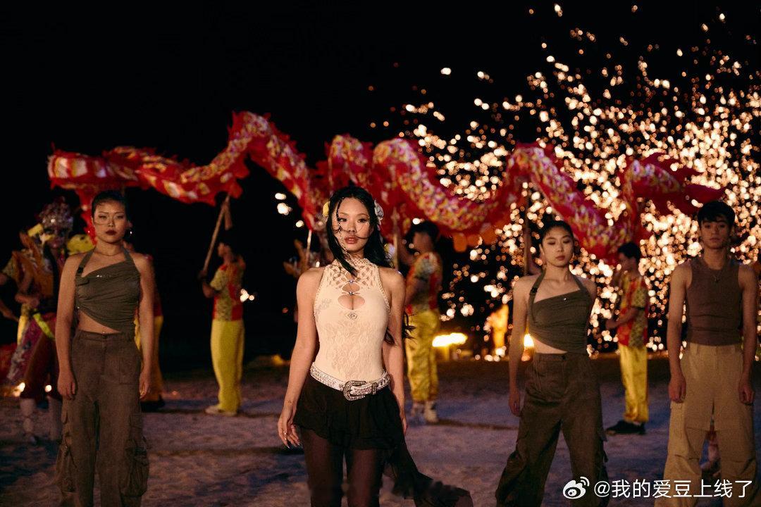万妮达七溜八溜WAIYA唱响家乡方言万妮达七溜八溜WAIYA展现本土的自在风情把