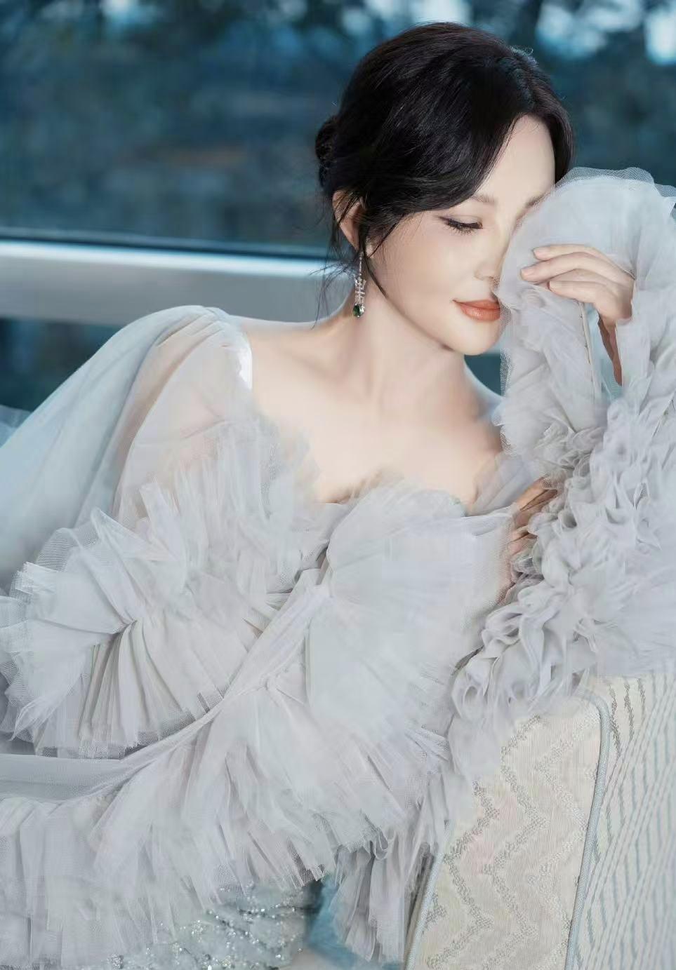 在追逐梦想的路上，风雨兼程，只因心中有光，脚下有路。