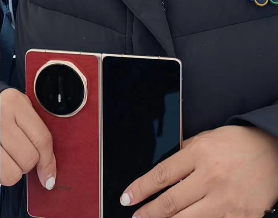 所以说徐梦桃拿的这台就是荣耀Magic V6真机了吧，这红色还不错，据说会有两个