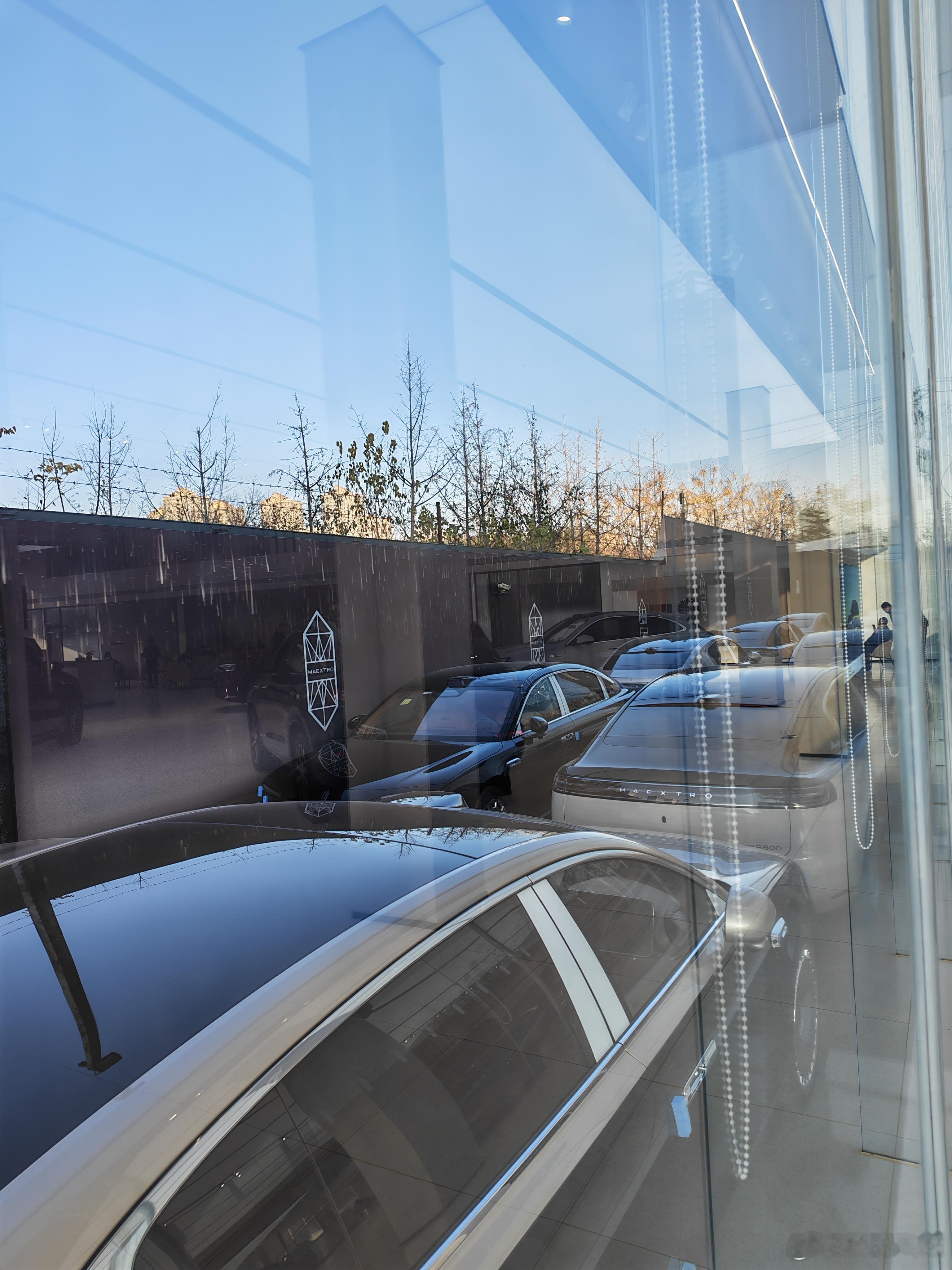 周末去了趟鸿蒙智行用户中心，十多辆尊界S800等交车，卖的真的太好了，哪个好朋友