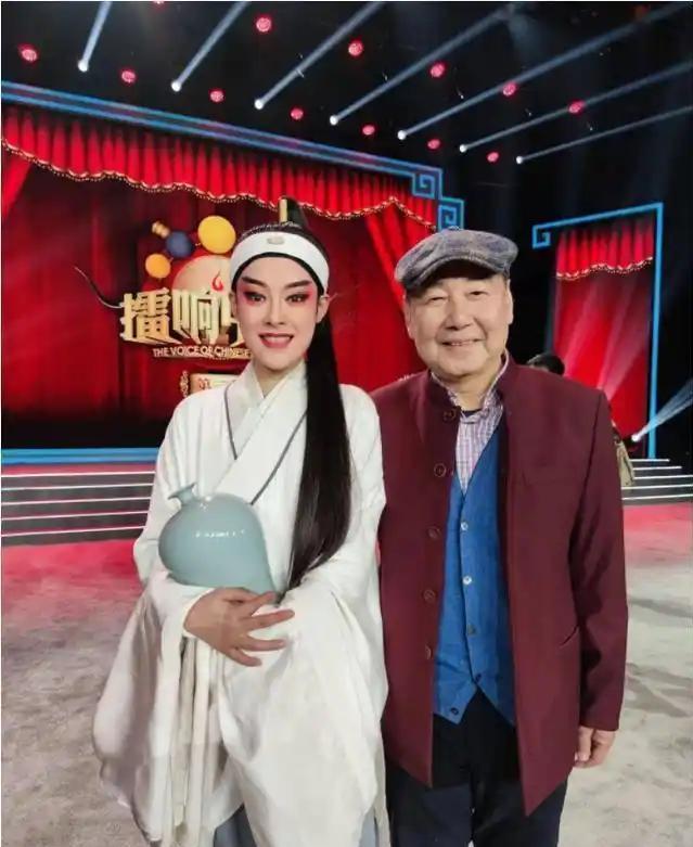 你看过陈丽君在台上演小生，但你一定没见过她爸。
这爷俩站一起，简直是一个模子刻出