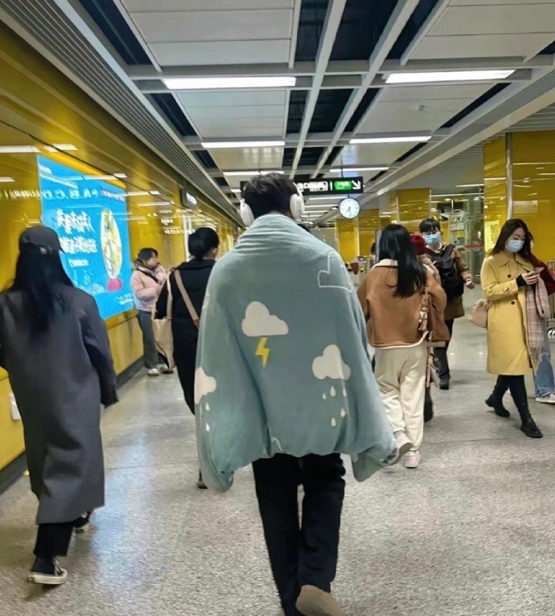 公司的电梯简直是个微缩版的气象观测站，从地下车库到顶楼，每层进来的人都在演绎着不