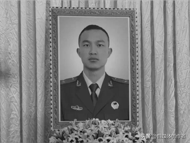 波涛深处的藏蓝丰碑
 
25岁的青春，永远定格在广西防城港那片激荡的海面上。清明