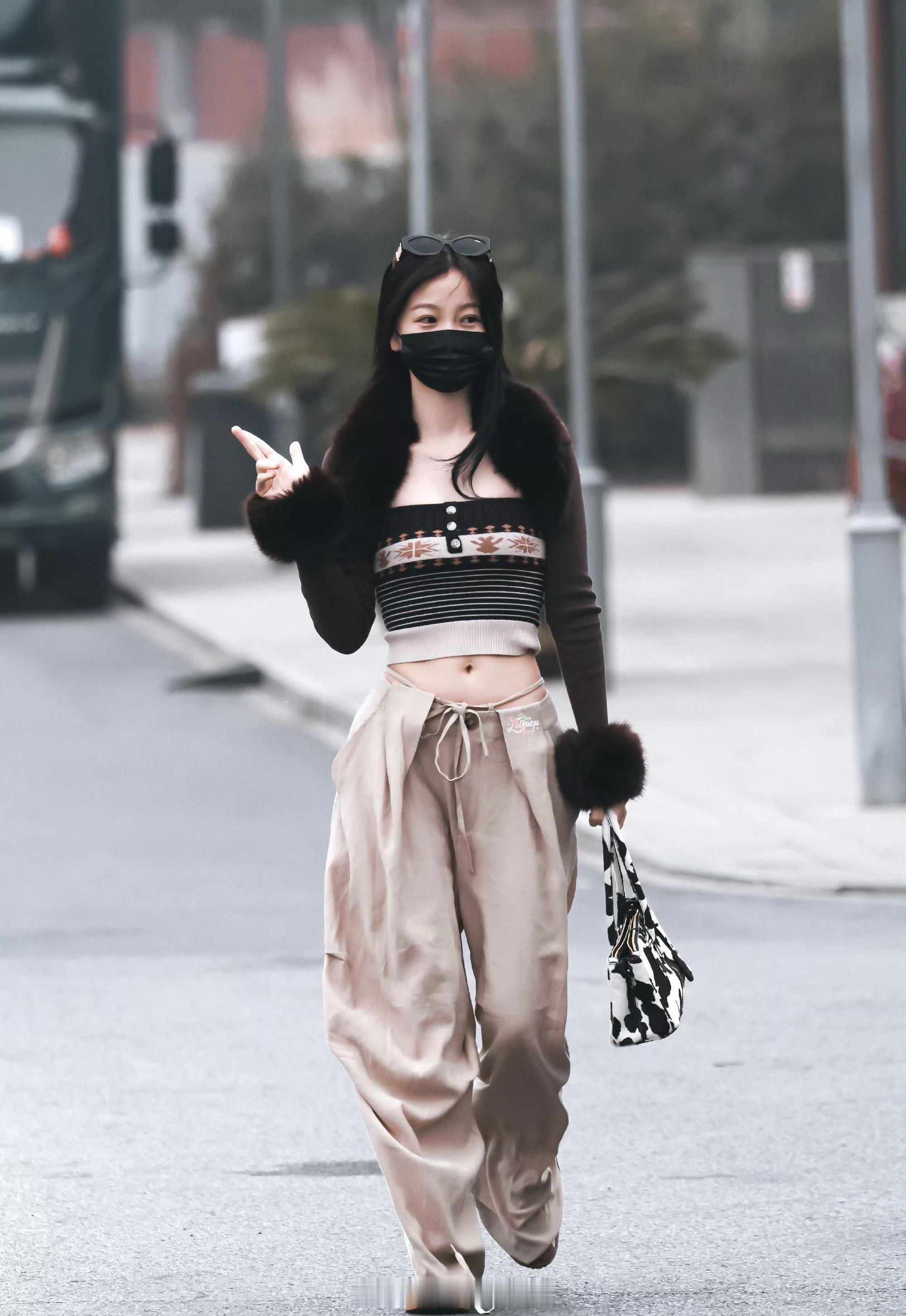 虞书欣今日上班图来了，这短短的上班路每天都是时装周既视感