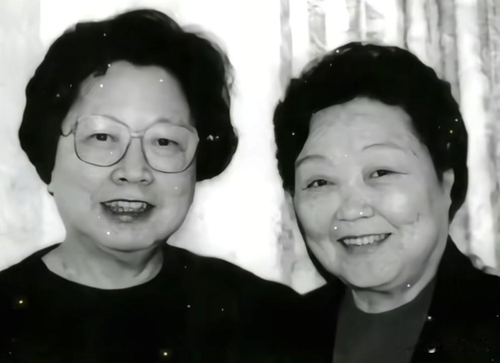 两位艺术家早年的珍贵影像留存。
一位是知名歌唱家，她所演唱的《农友歌》掷地有声，