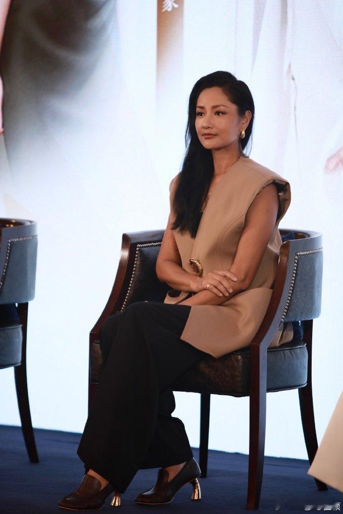 瞿颖曾说最大的烦恼是翻红瞿颖活人感经纪人回应瞿颖翻红谁懂啊！瞿颖的翻红烦恼居然是